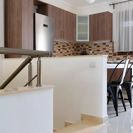 Alexandros Maisonettes בית נופש ניאה מודאניה
